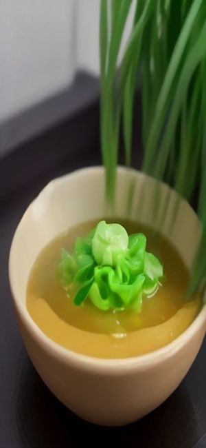 ok 的动漫推荐 首页编辑推荐流界面，展示每日精选动漫卡片与编辑短评，背景奶油色，风格简约温暖